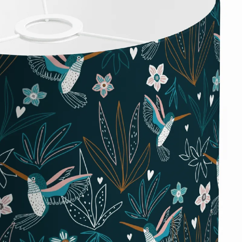 Detalle de una pantalla Malapaskua con estampado nocturno
